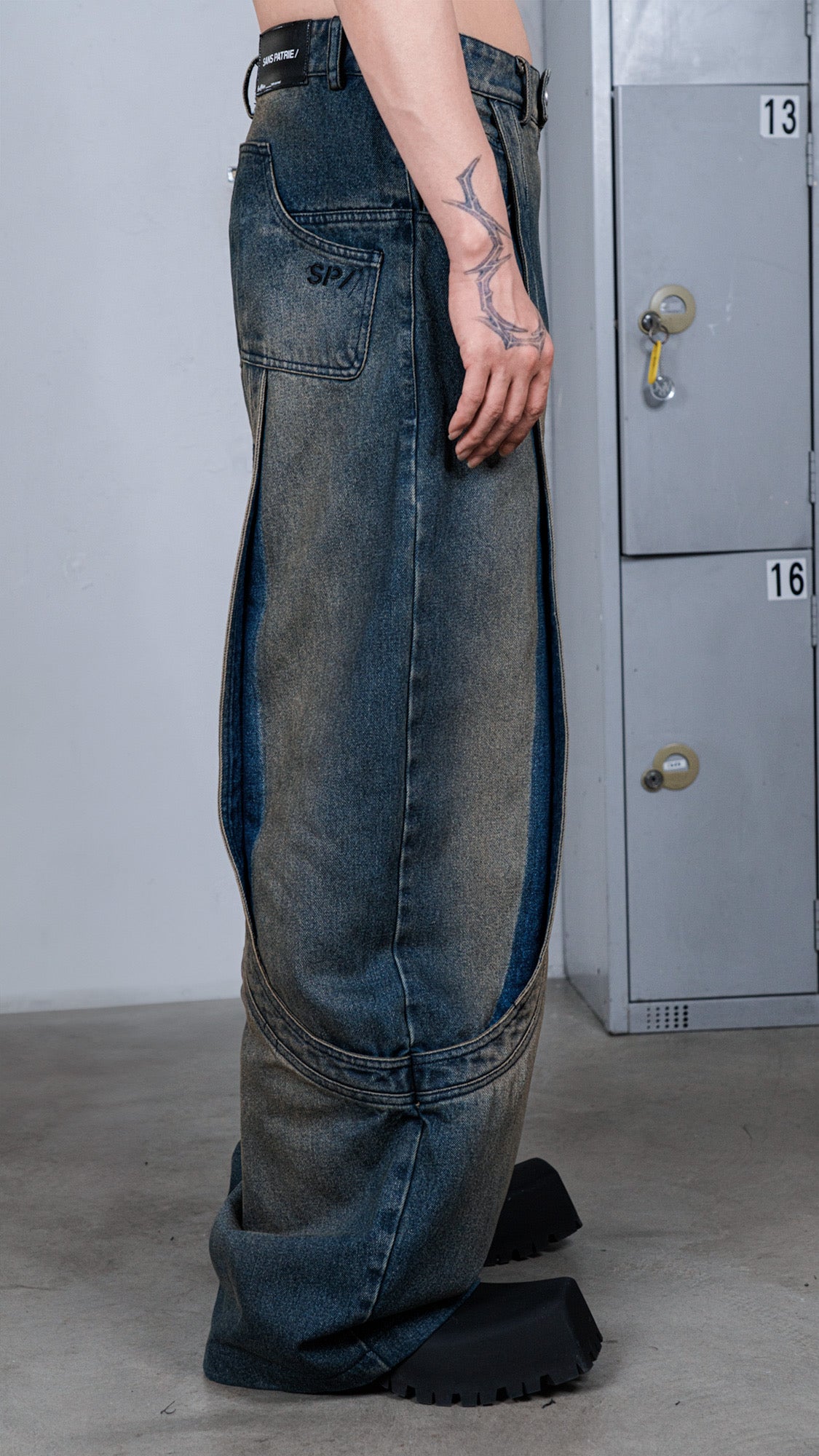 SP/ 002 WASHED SEAMED JEANS