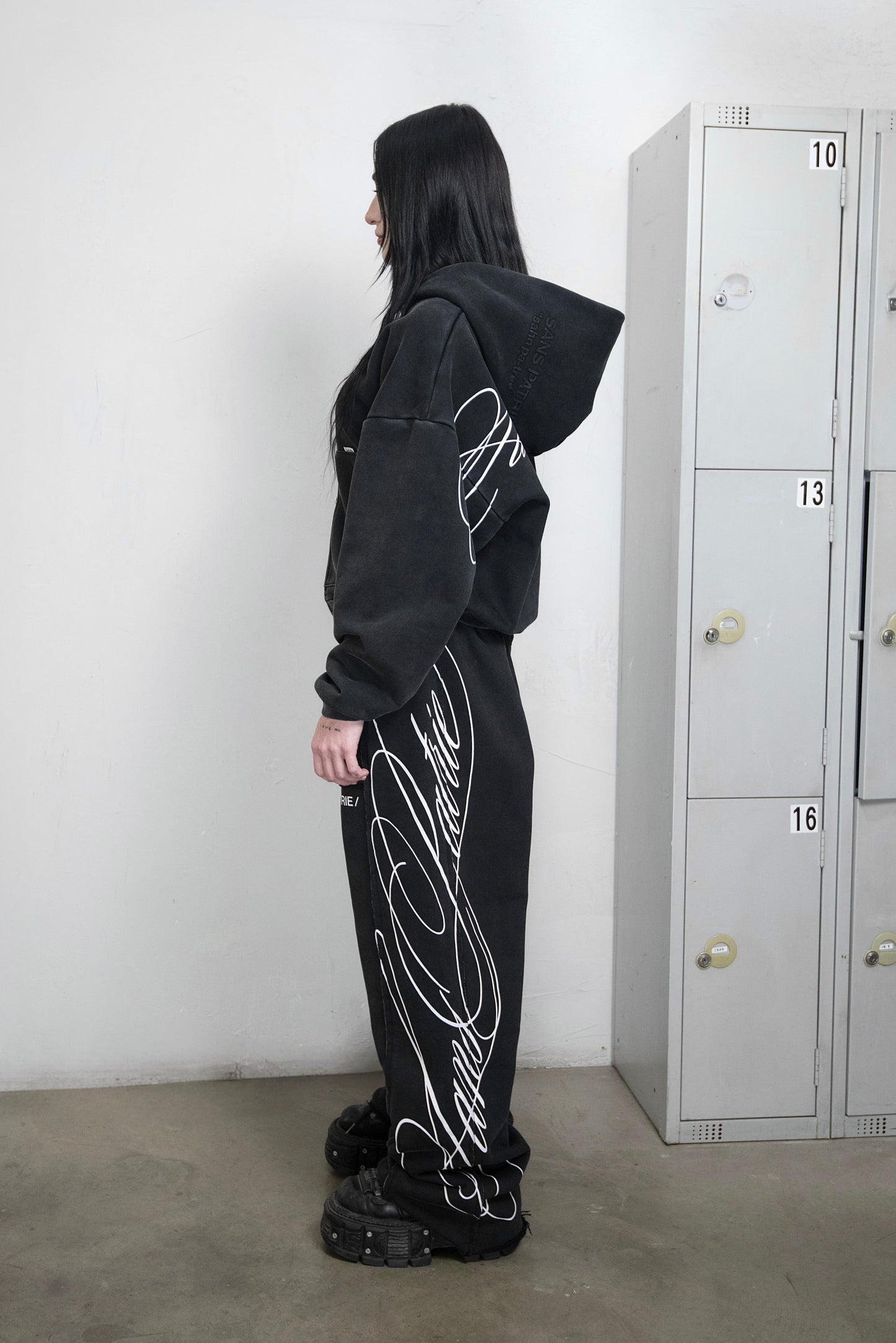 SP/  SCRIPT ZIP UP HOODIE