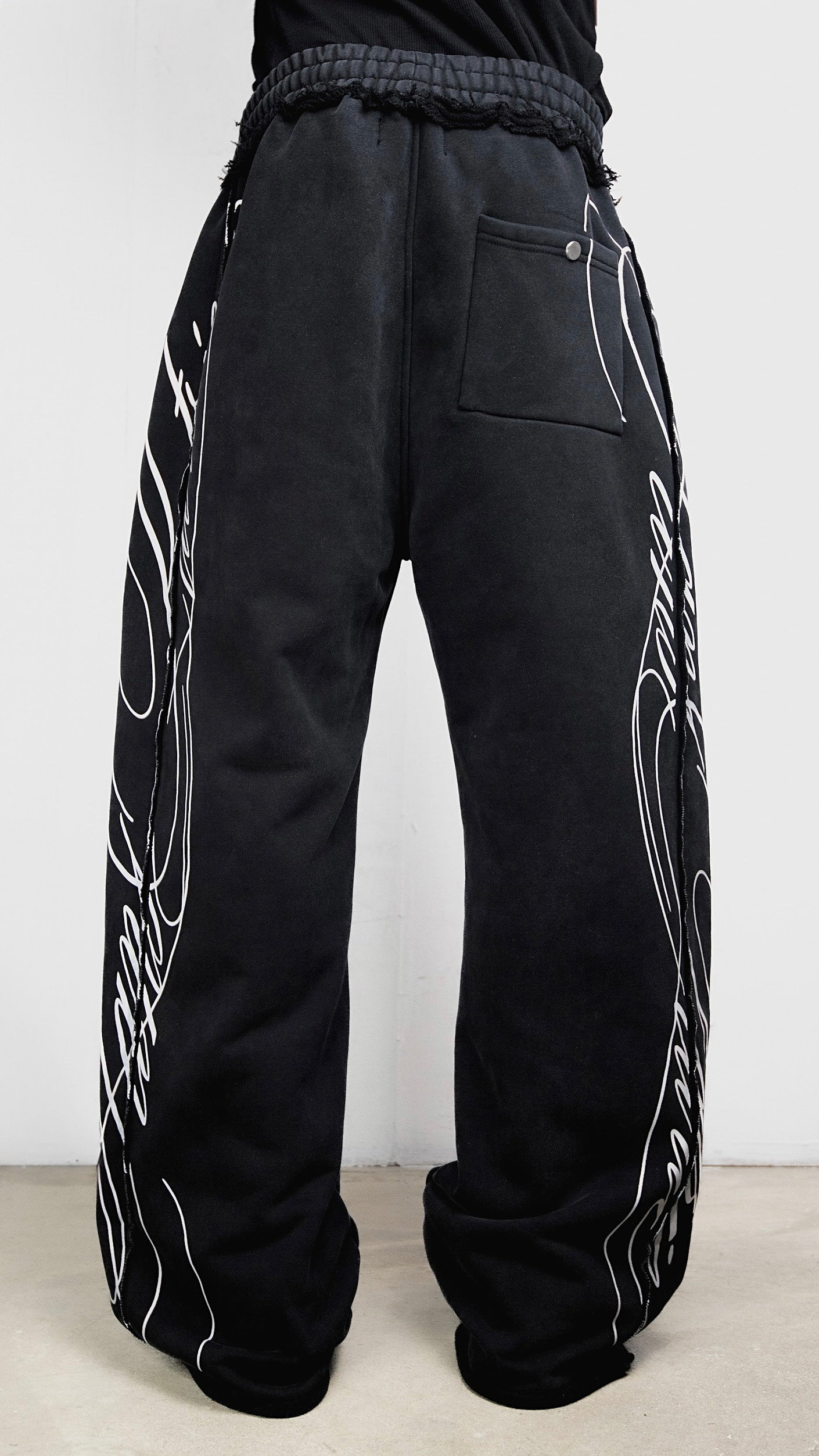 SP/ SCRIPT SWEATPANTS – SANS PATRIE/ STUDIO