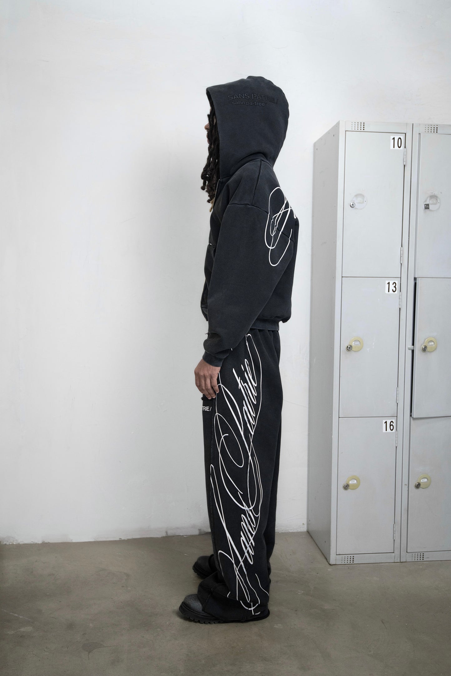 SP/  SCRIPT ZIP UP HOODIE